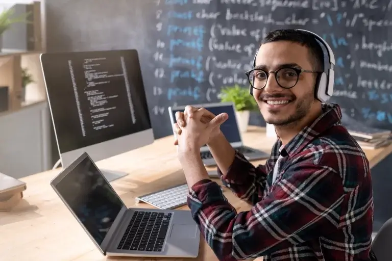 Usuário expert mostrando um notebook para ensinar como escolher um sistema operacional